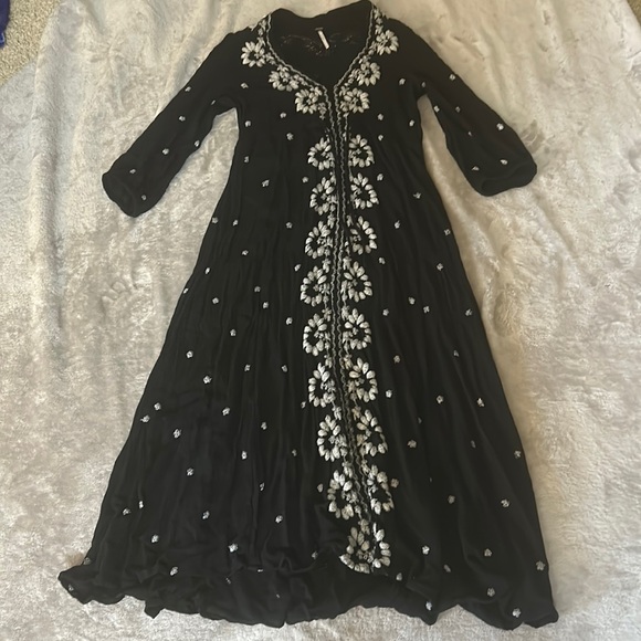 Free People Dresses & Skirts - Free People Black and White Floral Midi Dress